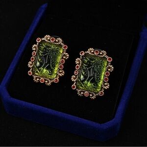 Brand New Vintage style Emerald Sunflower Lace Earrings and necklace set